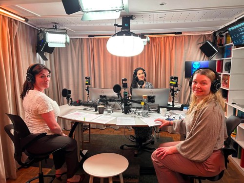 Bild på programledare och gäster i studion