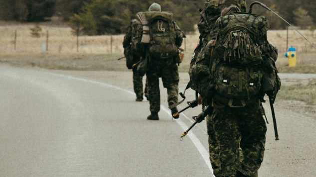 Militärer som promenerar