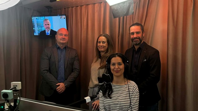 Bild på programledare och gäster i studion